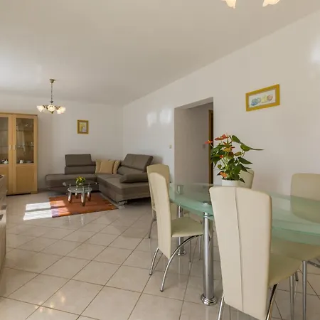 Sever P Apartment *